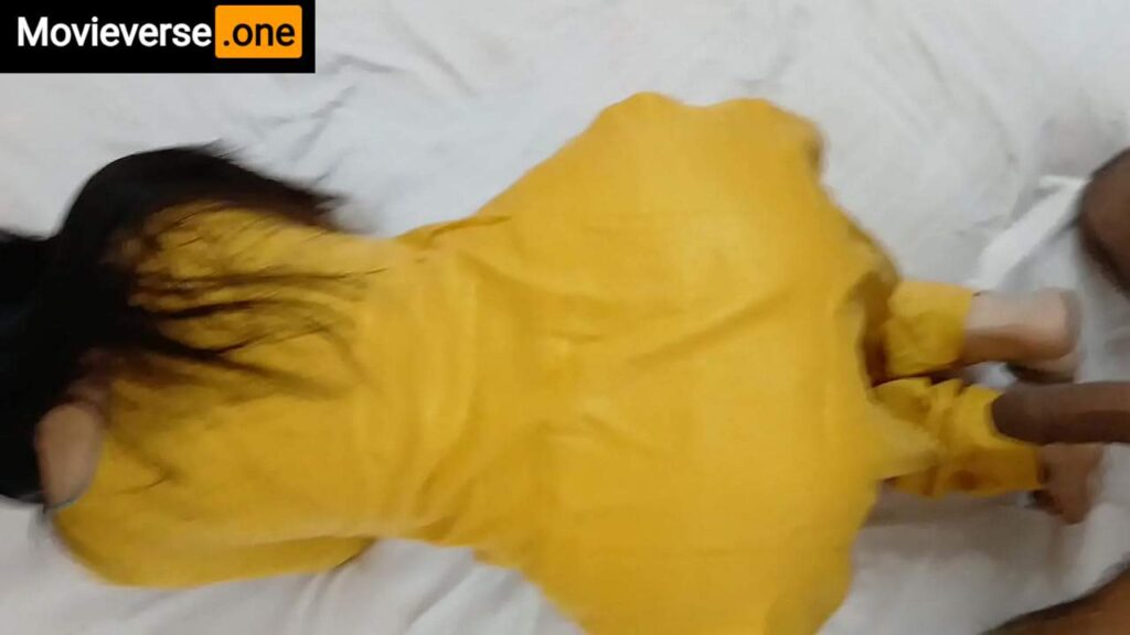 Indian auntie big ass fucking in doggy style